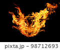 燃え上がる火の玉と黒背景 98712693