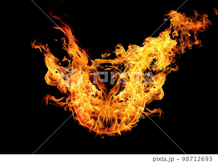 燃え上がる火の玉と黒背景 98712693