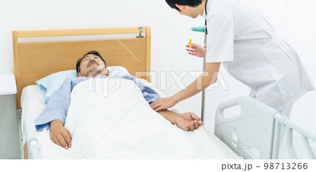 患者に点滴する看護師 98713266