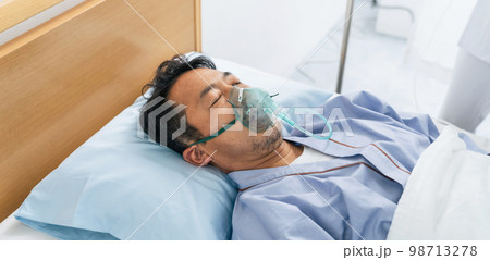 酸素マスクをつける昏睡患者 酸素マスクをつける昏睡患者 98713278