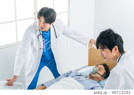 救急搬送される患者　緊急救命士　重病患者 98713282