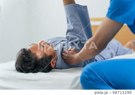 肩のリハビリ　ストレッチ　マッサージ 98713290