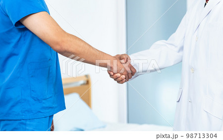 握手する医療従事者 98713304