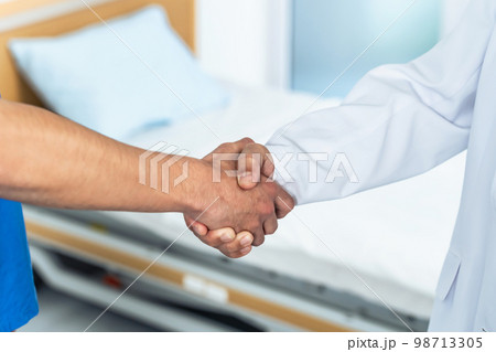 握手する医療従事者 握手する医療従事者 98713305