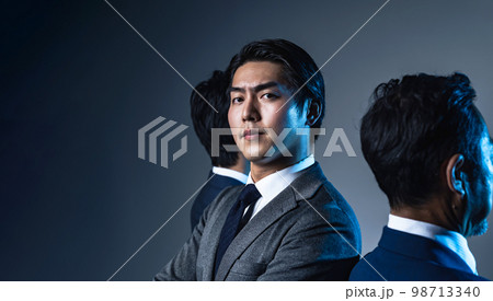 上司と部下の間に立つビジネスマン　板挟みの管理職イメージ 98713340