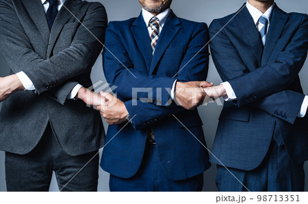 団結するビジネスマン 98713351
