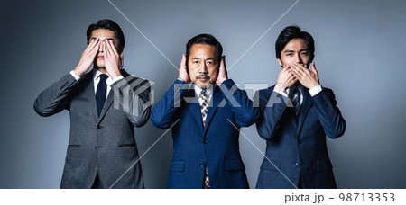 目・耳・口をふさぐビジネスマン　見ざる聞かざる言わざる 98713353
