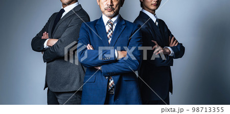 腕組みして並ぶ幅広い世代のビジネスマン 98713355