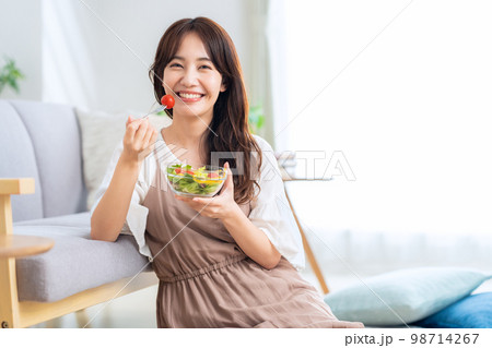 食事　サラダ　ダイエット　ライフスタイル　リビング　女性 98714267