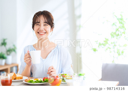 食事　朝食　ダイエット　ライフスタイル　リビング　女性 98714316