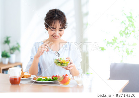 食事 朝食 ダイエット ライフスタイル リビング 女性 食事 朝食 ダイエット ライフスタイル リビング 女性 98714320