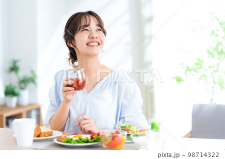 食事 朝食 ダイエット ライフスタイル リビング 女性 食事 朝食 ダイエット ライフスタイル リビング 女性 98714322
