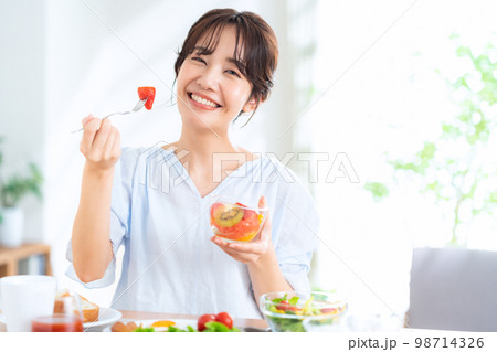 食事　朝食　ダイエット　ライフスタイル　リビング　女性 98714326