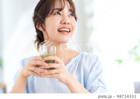 野菜ジュース　青汁　ダイエット　ライフスタイル　リビング　女性 98714331