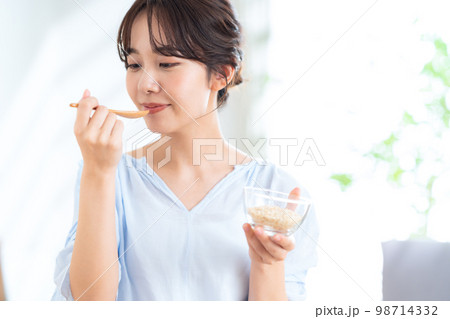 食事　オートミール　ライフスタイル　リビング　女性 98714332