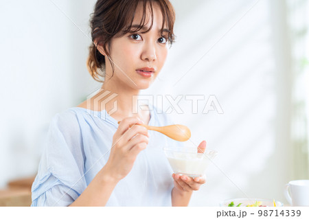 食事 ヨーグルト ライフスタイル リビング 女性 食事 ヨーグルト ライフスタイル リビング 女性 98714339