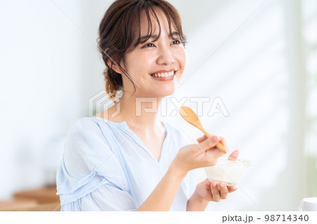 食事　ヨーグルト　ライフスタイル　リビング　女性 98714340