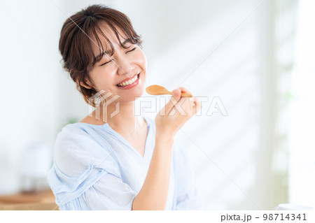 食事 ライフスタイル リビング 女性 食事 ライフスタイル リビング 女性 98714341