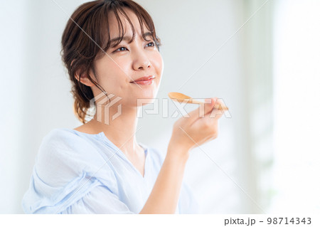 食事 ライフスタイル リビング 女性 食事 ライフスタイル リビング 女性 98714343