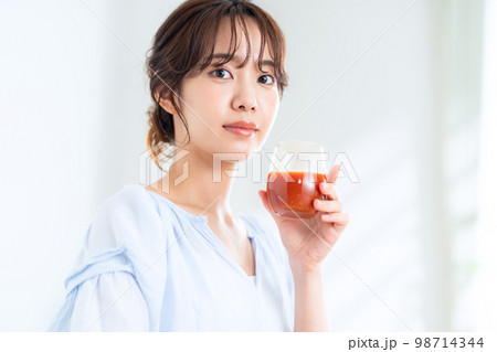 野菜ジュース　トマトジュース　ダイエット　ライフスタイル　リビング　女性 98714344