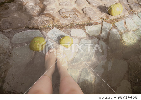 ざぼん湯の足湯につかる 98714468