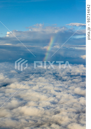 飛行機から見る虹の風景 98714642