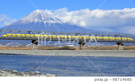 富士川橋を渡るドクターイエローと富士山 98714680