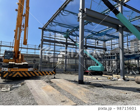 レッカーと高所作業車による鉄骨建物の建て方 レッカーと高所作業車による鉄骨建物の建て方 98715601