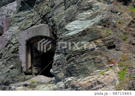 四国・愛媛・佐田岬・御籠島・御籠島展望所より、岩に隠すように築かれた第四砲台跡・愛媛県伊方町(2) 98715663