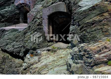 四国・四愛媛・佐田岬・御籠島・御籠島展望所より、第四砲台跡の銃眼と砲台跡の展望所・愛媛県伊方町(1) 四国・四愛媛・佐田岬・御籠島・御籠島展望所より、第四砲台跡の銃眼と砲台跡の展望所・愛媛県伊方町(1) 98715664