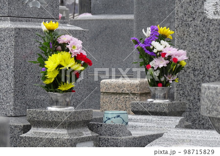 シーズンイメージ お墓に供えたお花 シーズンイメージ お墓に供えたお花 98715829