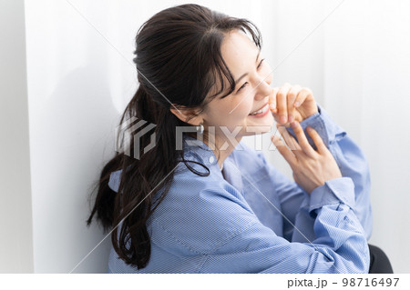 笑顔の女性 笑顔の女性 98716497