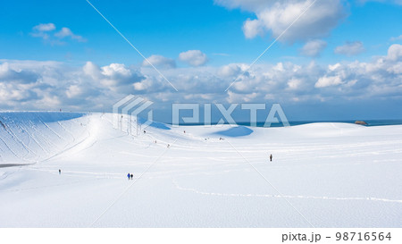 鳥取砂丘の雪景色 98716564