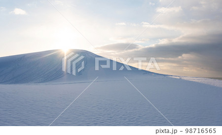 鳥取砂丘の雪景色 98716565