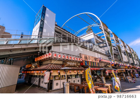 日本の東京都市景観 寒波過去最強クラス通過一夜明け。“寒波一過”、渋谷横丁は…＝1月25日 98716663