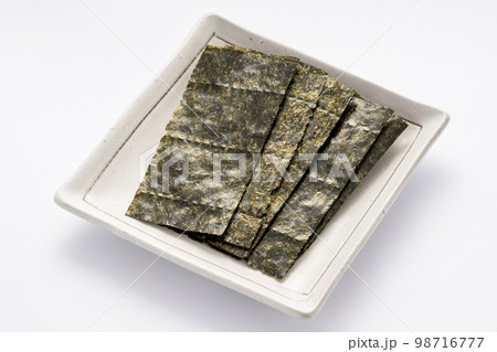 お皿にのった海苔 98716777