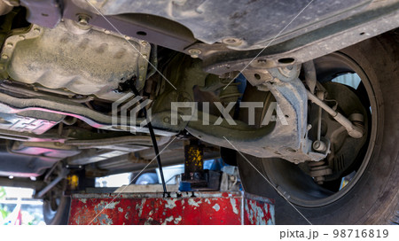 Drain the old oil from the engine through the drain plug. Drain the old oil from the engine through the drain plug. 98716819