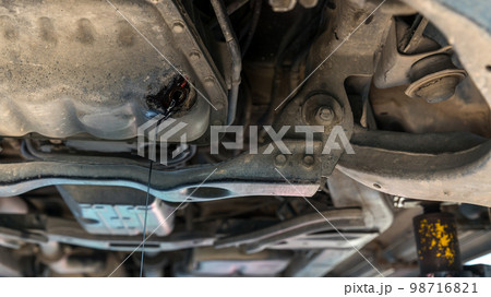 Drain the old oil from the engine through the drain plug. Drain the old oil from the engine through the drain plug. 98716821