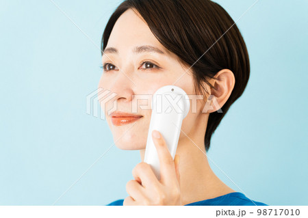 美顔器を使っている若い女性　美容イメージ 98717010
