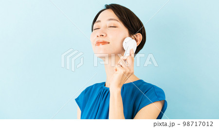 美顔器を使っている若い女性　美容イメージ 98717012
