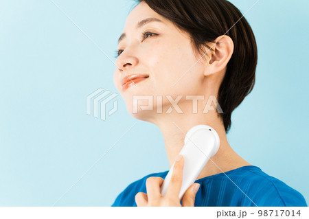 美顔器を使っている若い女性　美容イメージ 98717014
