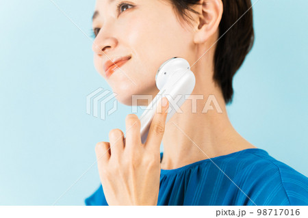 美顔器を使っている若い女性　美容イメージ 98717016