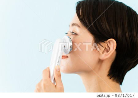 美顔器を使っている若い女性 美容イメージ 美顔器を使っている若い女性 美容イメージ 98717017