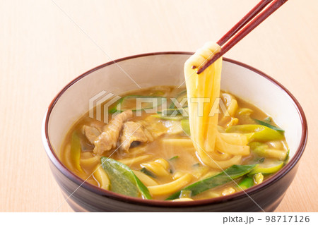 カレーうどんを食べる 98717126