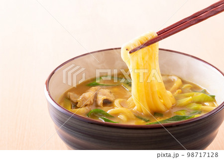 カレーうどんを食べる カレーうどんを食べる 98717128