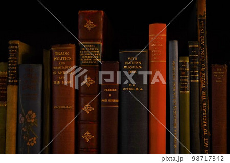 本棚、暗い、一面、大きい、本、東洋、文庫、書庫、東京、文京区、辞書、大量の本、背景、バックグラウンド 98717342