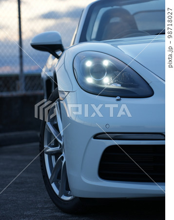 夕焼け空とポルシェ718ボクスター（オープンカー） 98718027