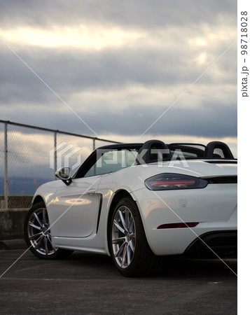 夕焼け空とポルシェ718ボクスター（オープンカー） 98718028