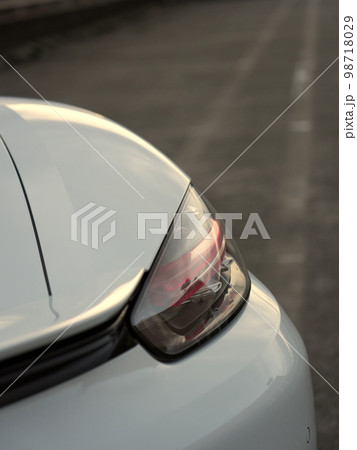 スポーツカーのテールライト 98718029