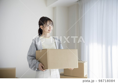 段ボール箱を持った若い女性　引越し　イメージ 98718084